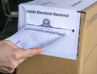 Votando urna argentina