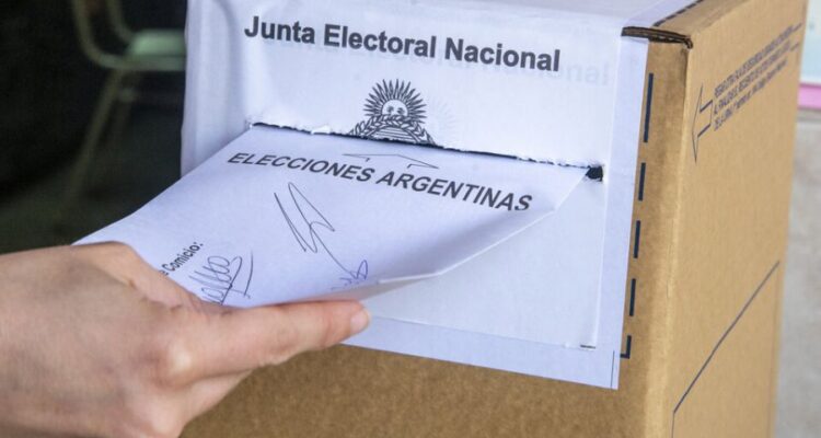 Votando urna argentina