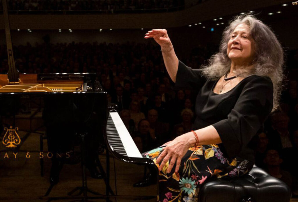 Martha Argerich tocando el piano